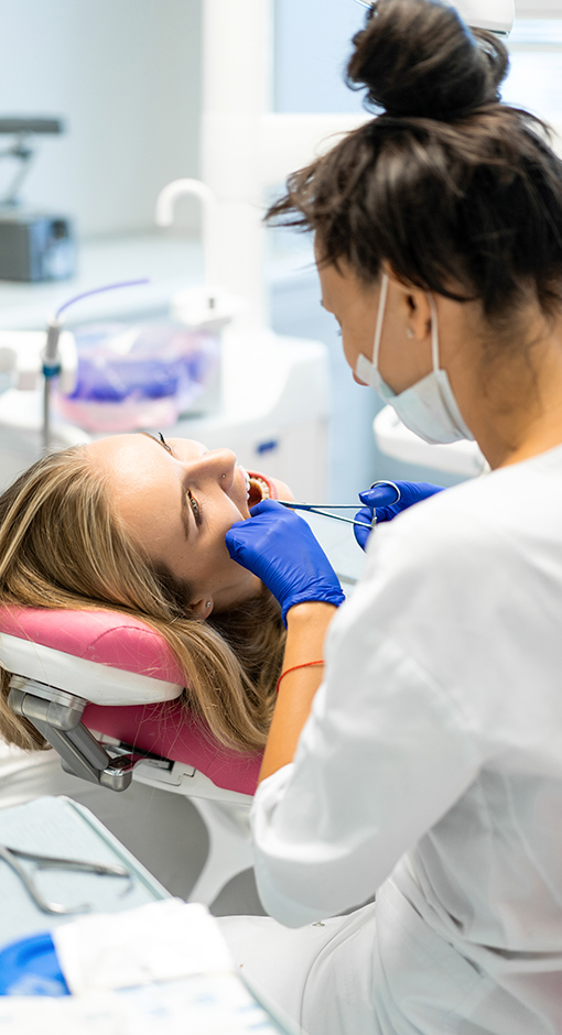 dentist in the process. Dental services, dental office, dental t pokaz koron zębowych